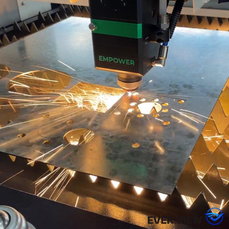 كيف تحقق آلات القطع بالليزر معالجة عالية الدقة: تقوم شركة EVER VIEW Machinery بتفكيك نقاط المعالجة الرئيسية.